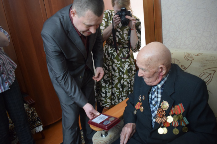 Южноуральскому ветерану вернули награду, которую он потерял в бою под Калининградом