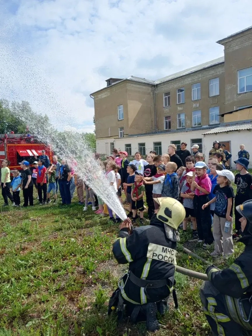 Копейские спасатели научили школьников правилам пожарной безопасности
