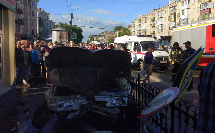 В Челябинске автомобиль ВАЗ вылетел на тротуар и сбил женщину с ребенком
