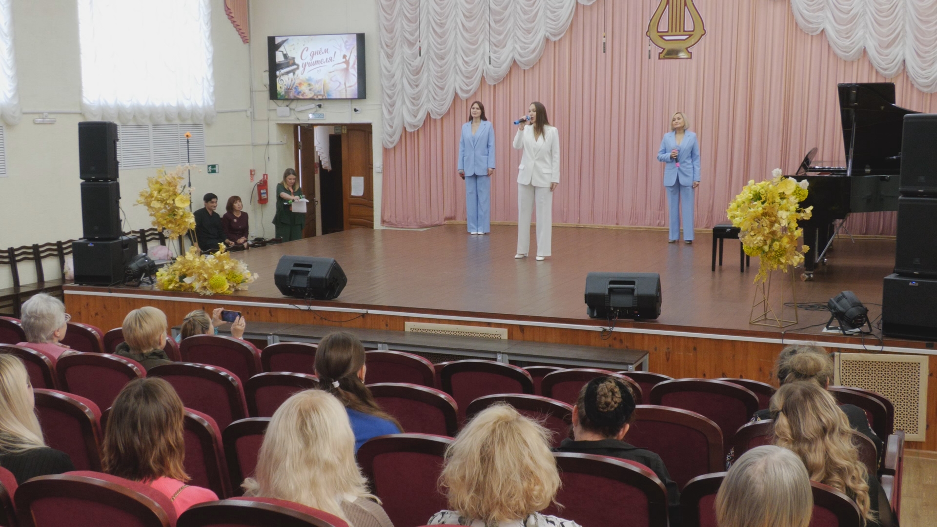 В Копейске поздравили преподавателей искусств с Днём учителя