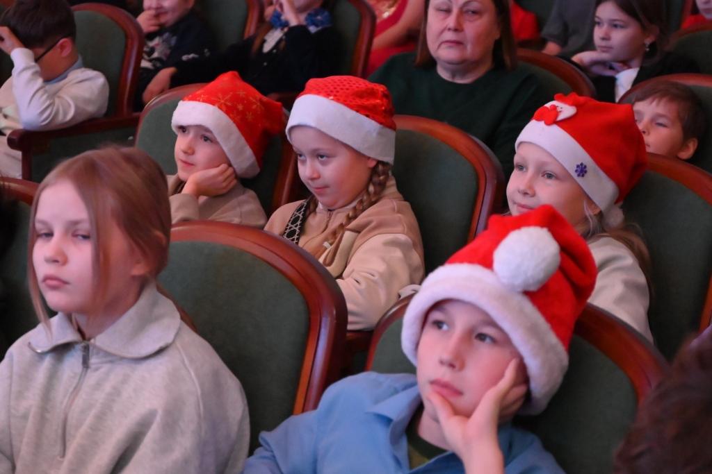 Юные копейчане получили подарки от главы города