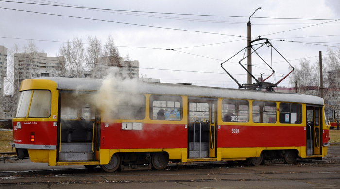 В Челябинске из-за короткого замыкания загорелся трамвай 