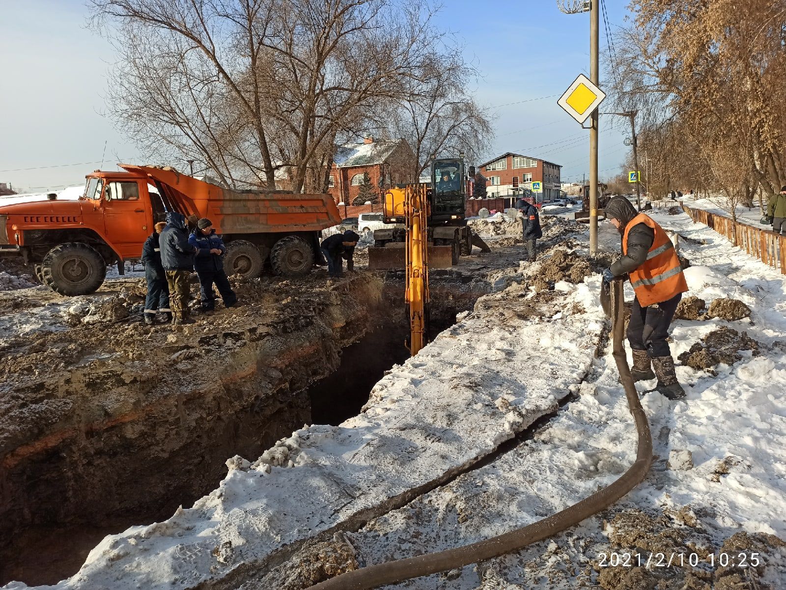 Работники МУП КСВВ приступили к монтажу новой полиэтиленовой трубы на участке коллектора по улице Томилова