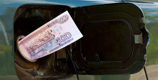 Почти на 1,5 рубля подорожал бензин