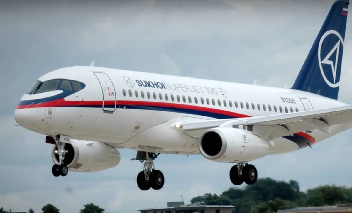 В аэропорту Челябинска пассажиров сломанного самолета рассаживают на другие рейсы