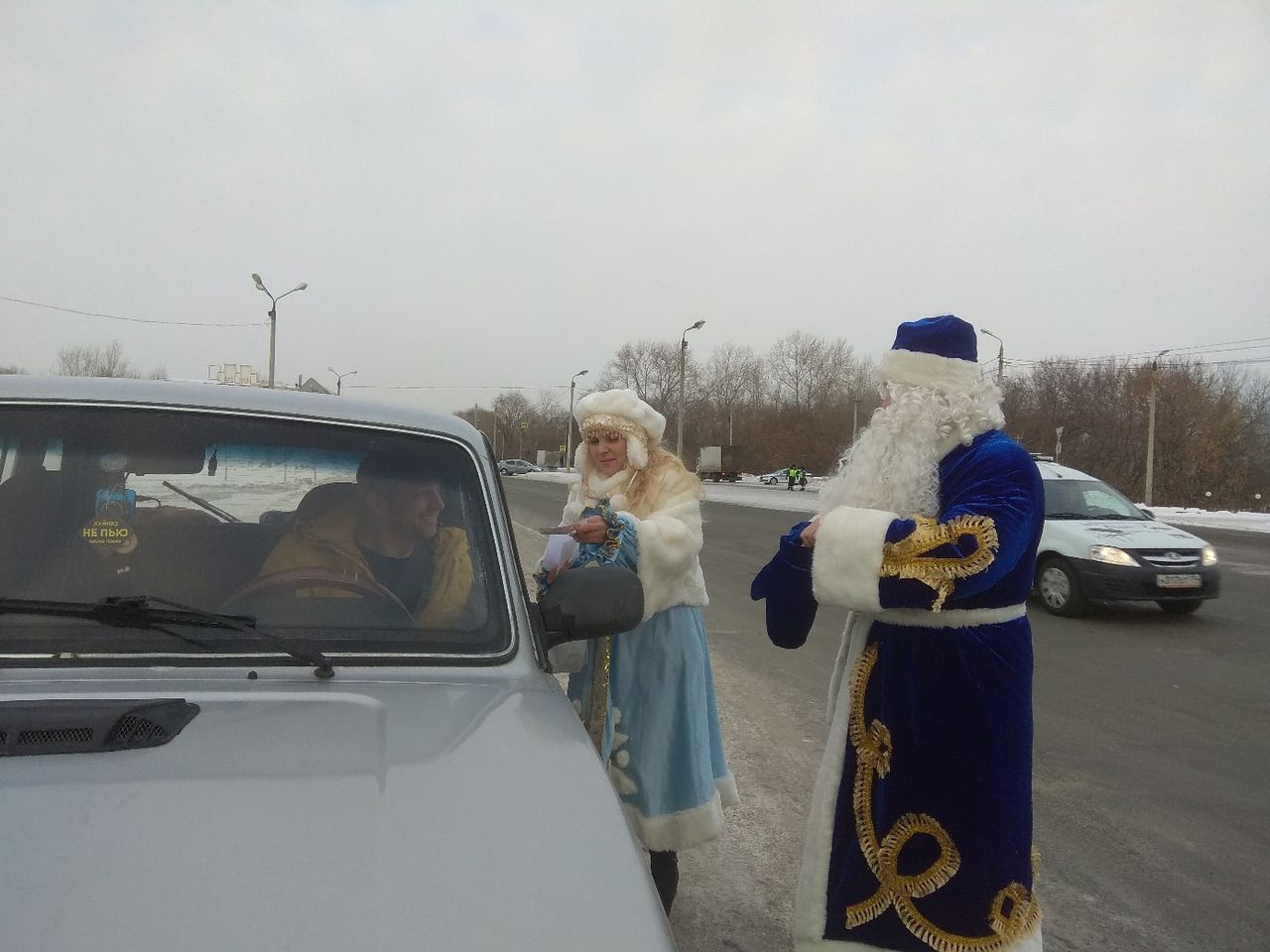 Дед Мороз и Снегурочка поздравили автомобилистов Копейска