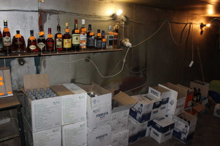 Прикрыли гаражный бизнес. Полиция изъяла 1300 литров контрафактного алкоголя