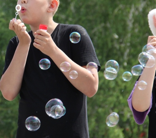 Веселый повод досуга - День пускания мыльных пузырей