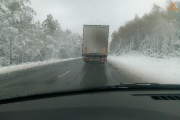На М5 возле Златоуста дорожники ликвидируют последствия снегопада
