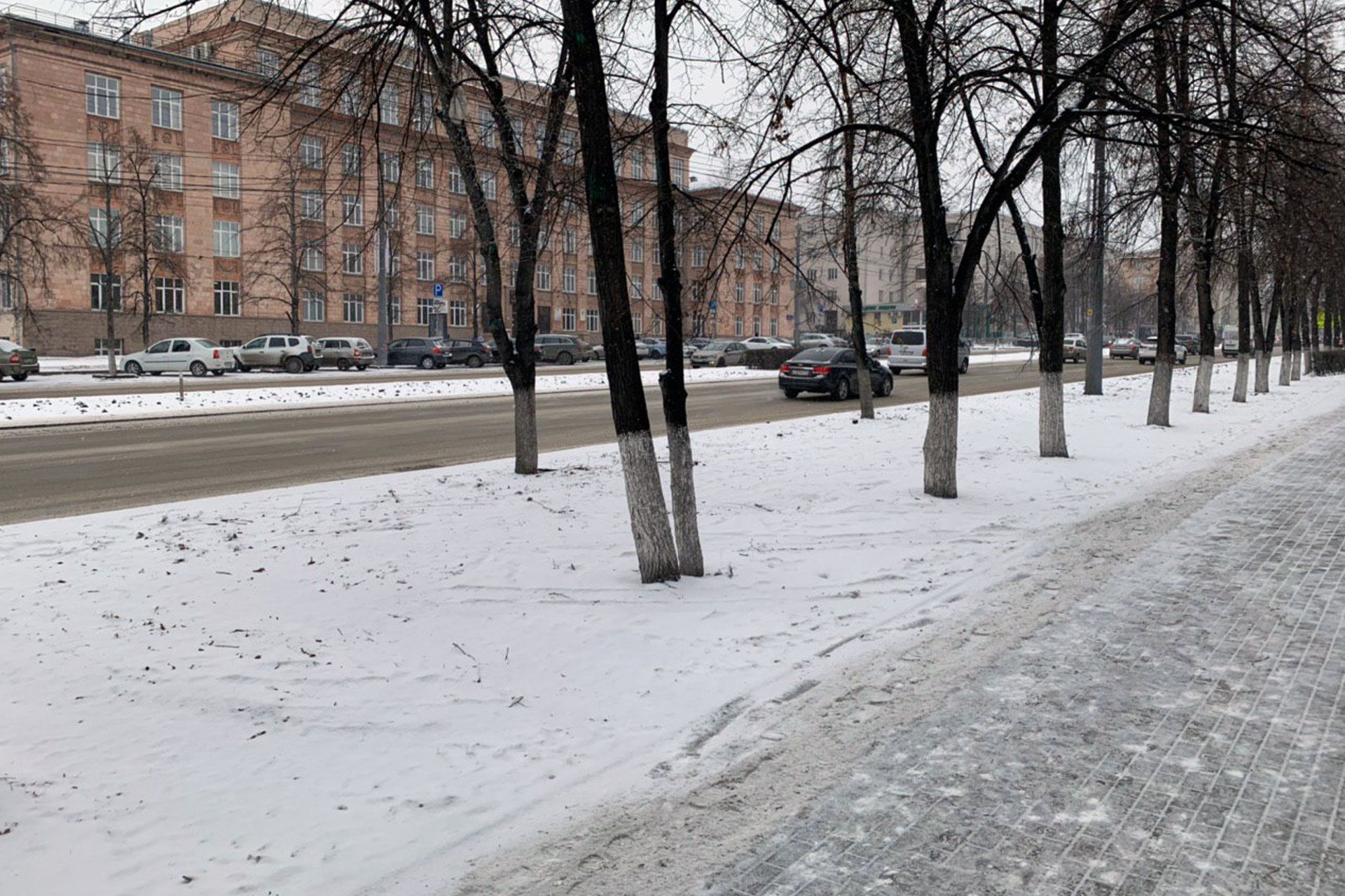 В центре Челябинска по просьбе жителей убрали длинный забор
