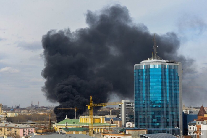 В Челябинске горят стройматериалы на стройке конгресс-холла