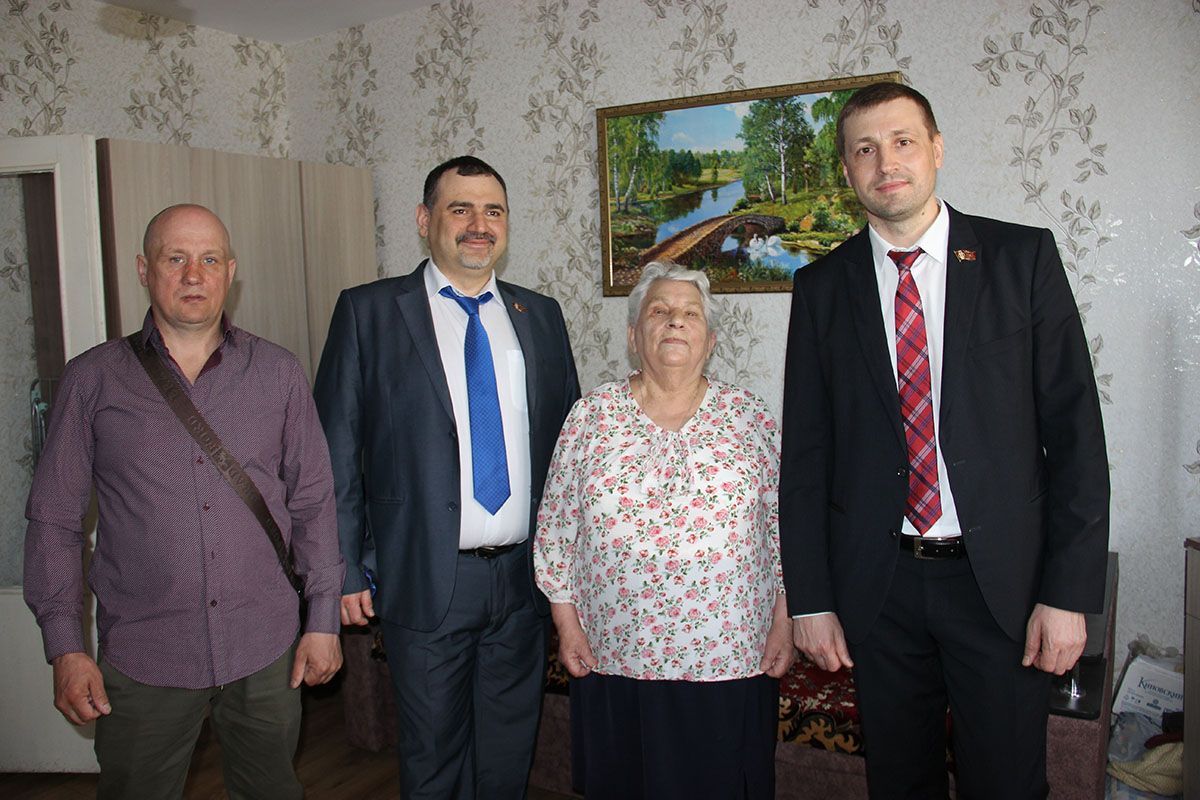 Копейские депутаты помогли отремонтировать квартиру вдове ветерана ВОв