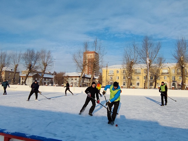 Студенты вместе с полицейскими Копейска сыграли в хоккей