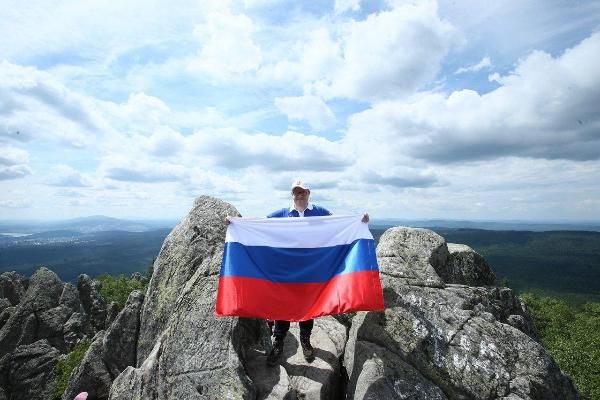 Алексей Текслер поздравил южноуральцев с Днем России