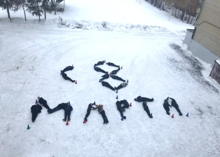 В Озерске школьники легли на снег, чтобы поздравить учителей с 8 Марта
