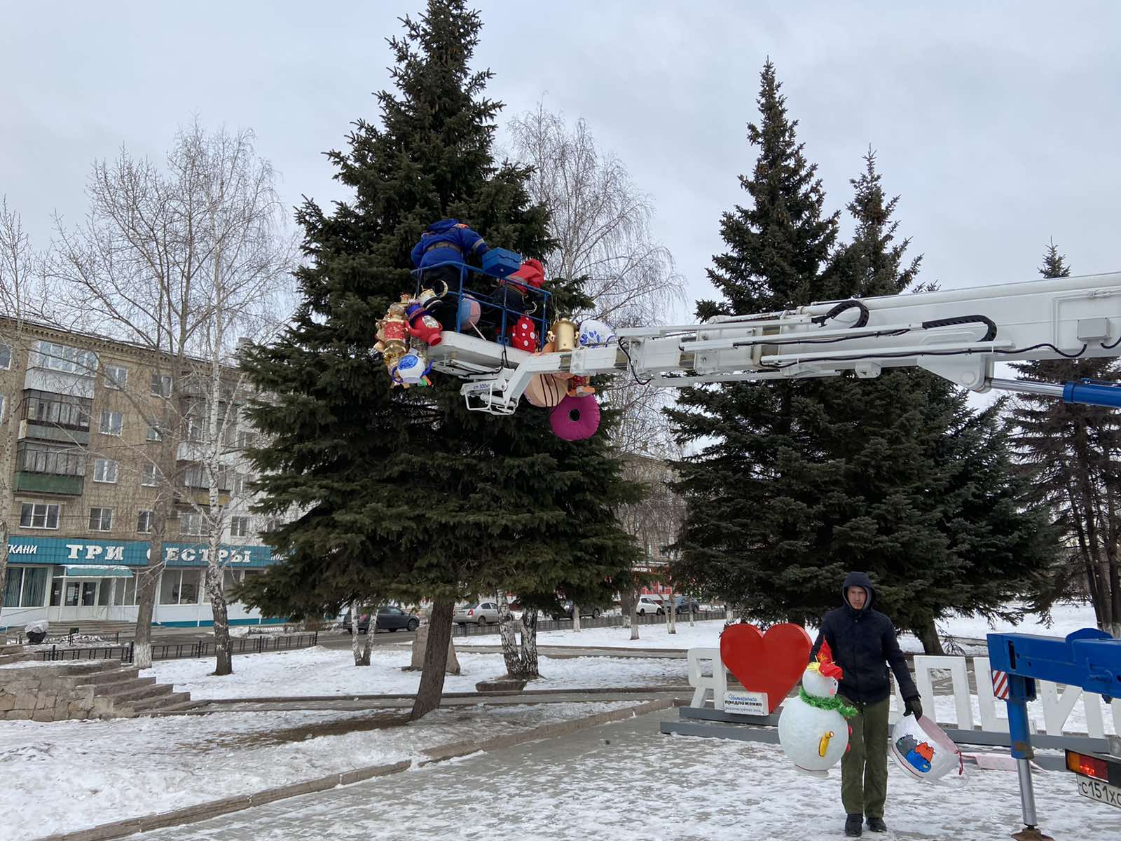 В Копейске украсят игрушками сразу несколько елок на главной площади