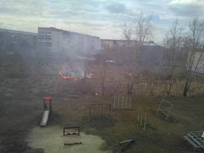 Горит пустырь у школы №1, огонь угрожает школе и детской площадке