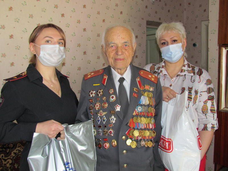 В Копейске поздравили 94-летнего ветерана с Днем Победы