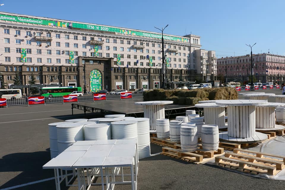 На площади Революции в Челябинске строят ряды киосков