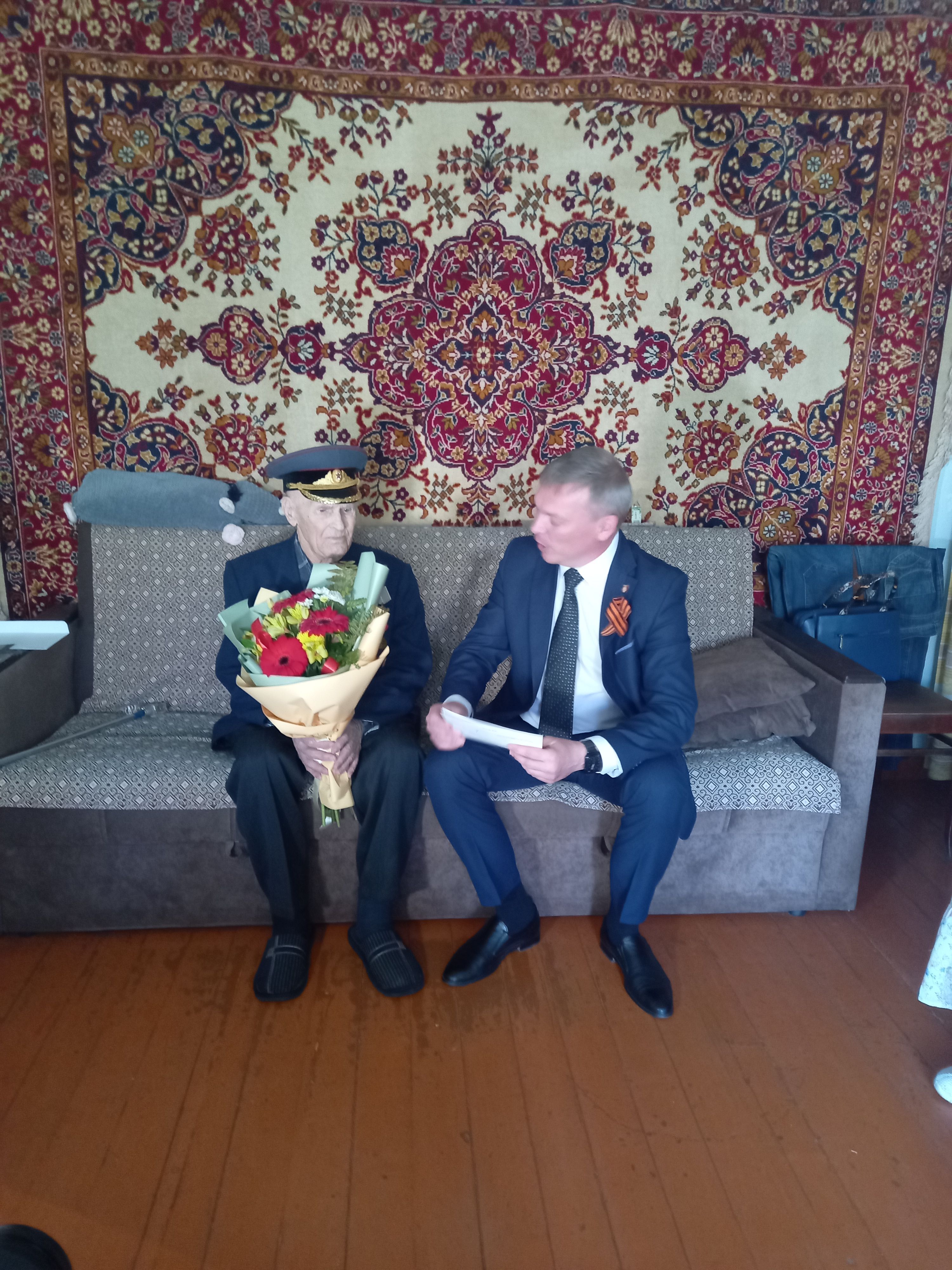 Глава Копейска поздравил ветерана, которому скоро исполнится 100 лет, с предстоящим праздником