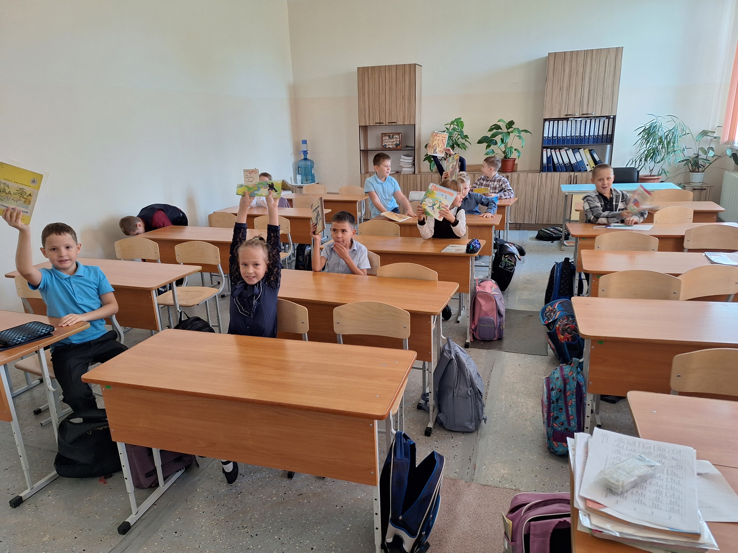 В Челябинской области сотрудники библиотеки беседуют со школьниками