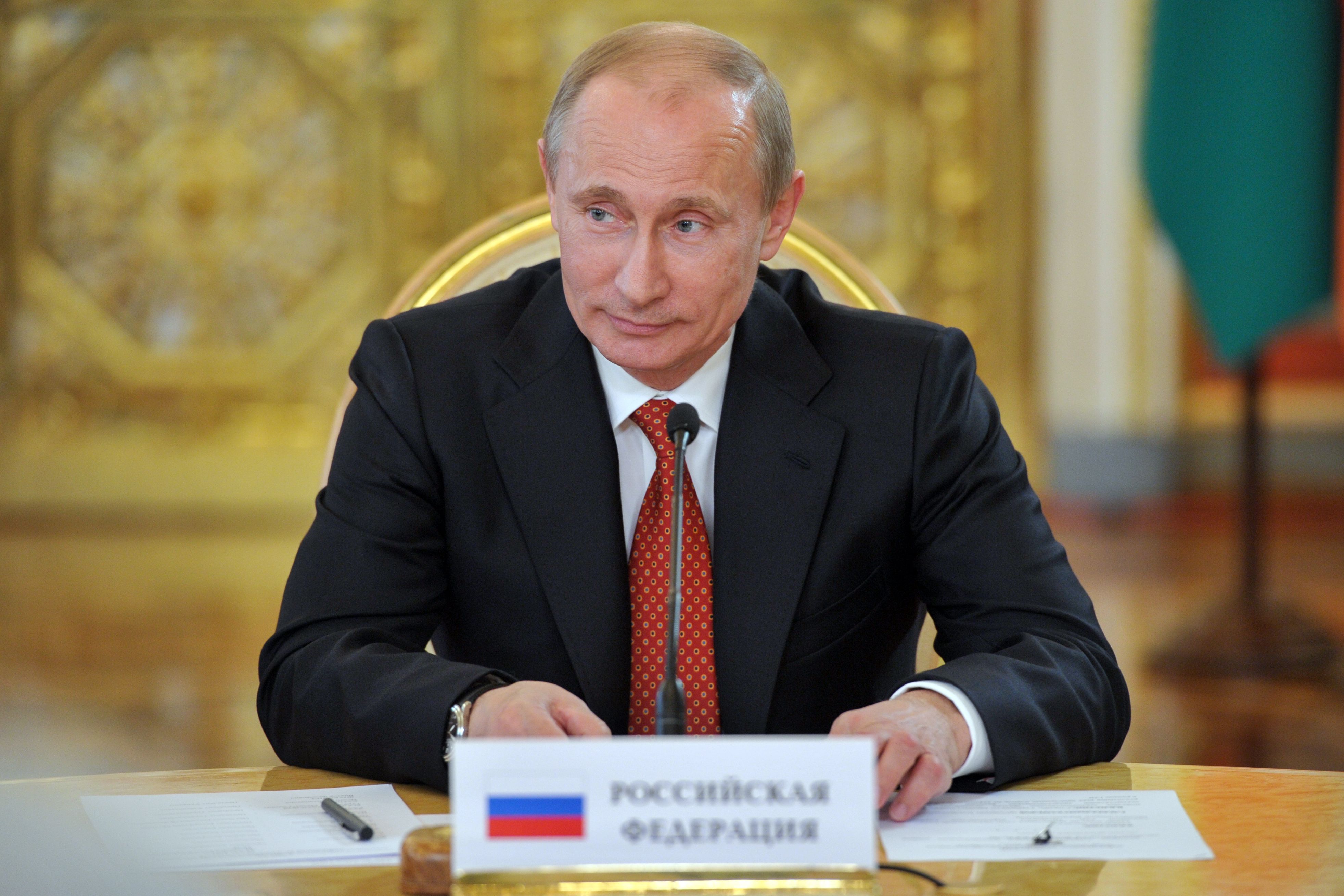 Президент РФ подписал указ о выплате 10 тысяч рублей семьям с детьми
