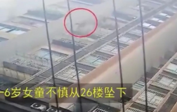 В рубашке родилась. 6-летняя девочка выпала из окна на 26 этаже и осталась жива