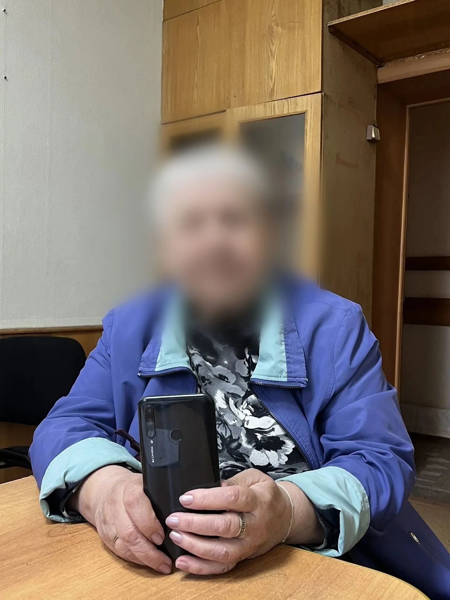  В Копейске полицейские вернули местной жительнице похищенный телефон