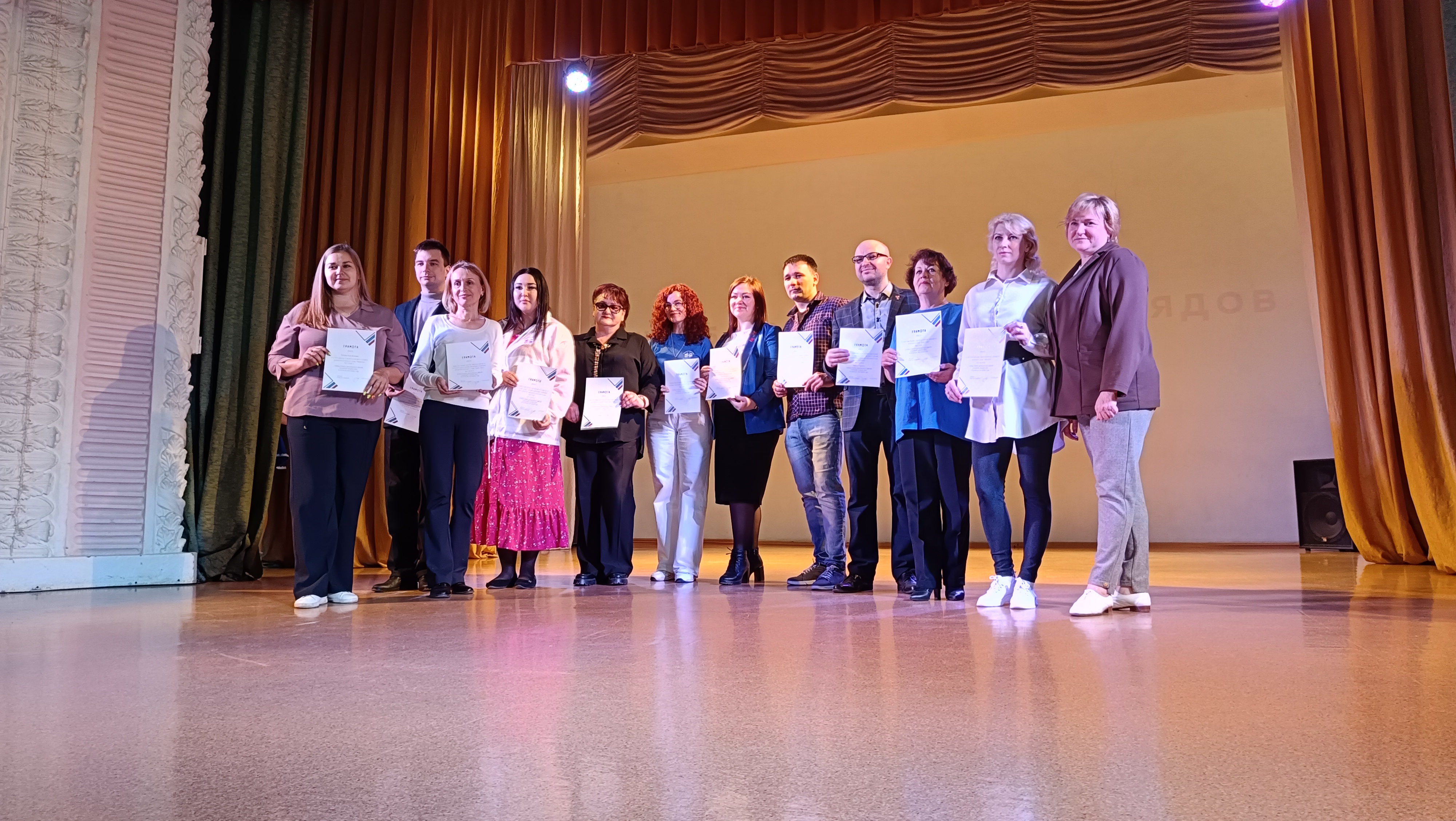 В Копейске наградили самых активных волонтеров за их труд
