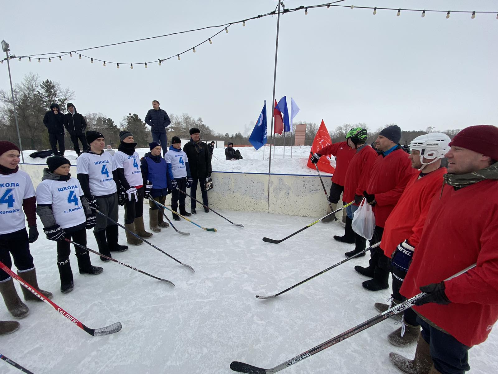 Команда школьников и сборная депутатов городского Собрания Копейска сыграли в хоккей