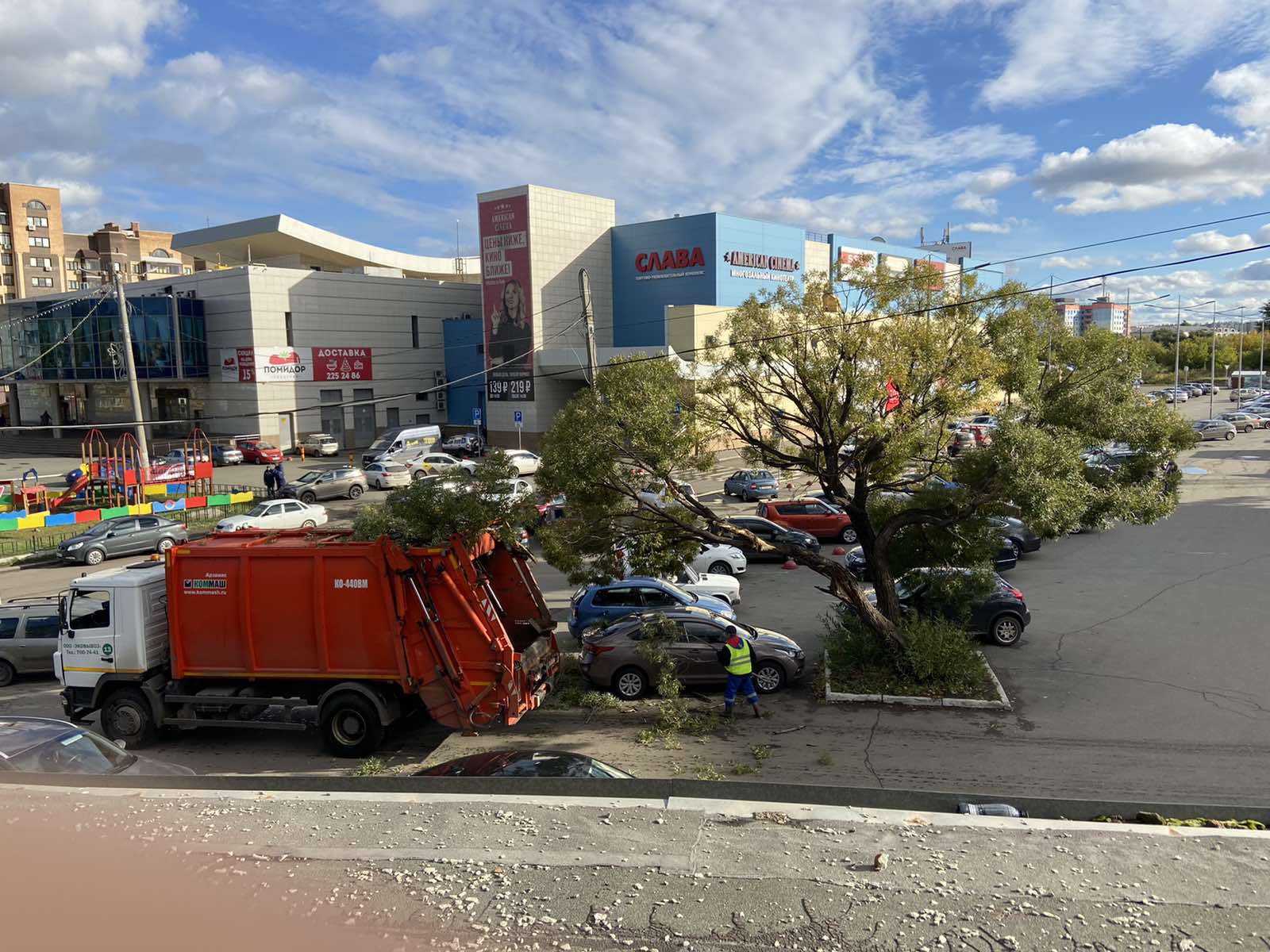 В Копейске мусоровоз сломал дерево в центре города