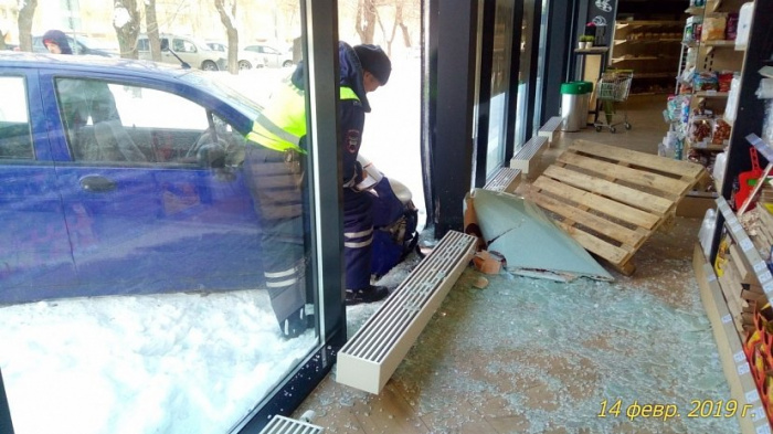 Подросток за рулем матиза сбил женщину и врезался в магазин Челябинска