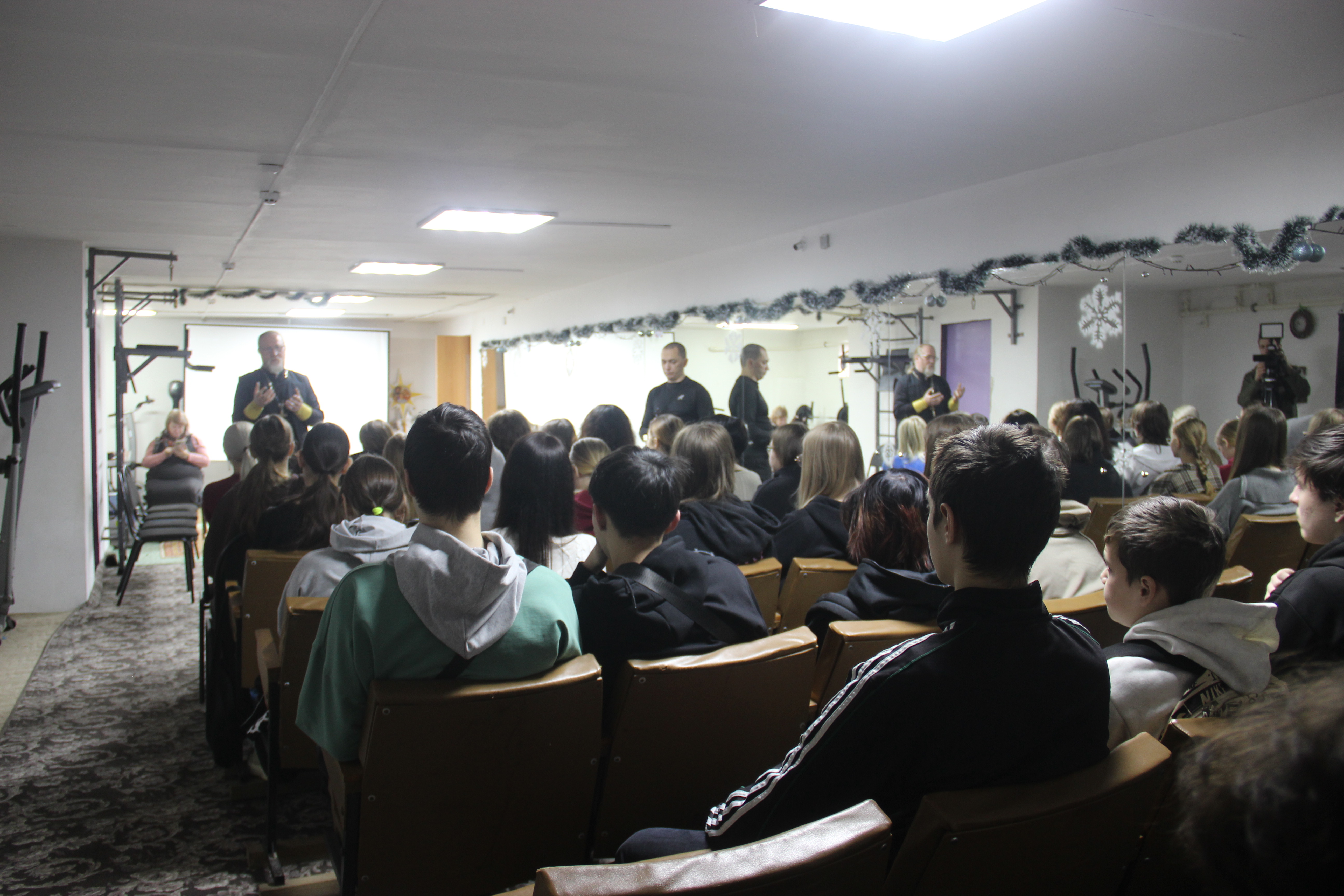 Копейские студенты поговорили о единстве и любви