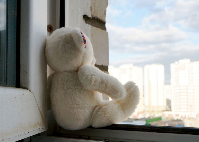 На Южном Урале ребенок снова выпал из окна