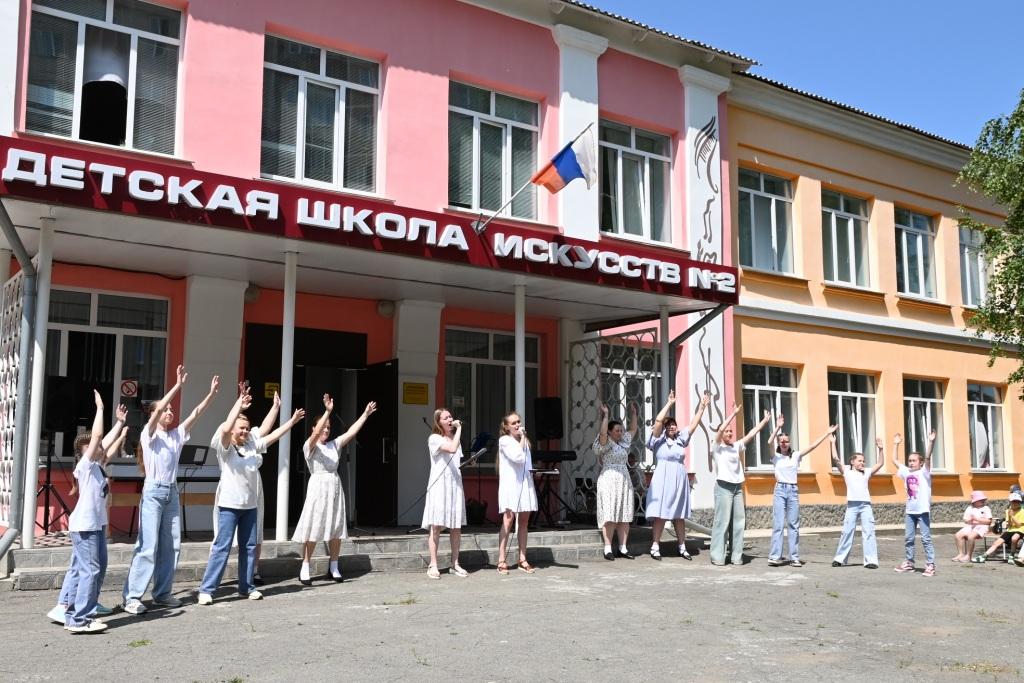Копейская «художка» славила Россию в песнях и танцах
