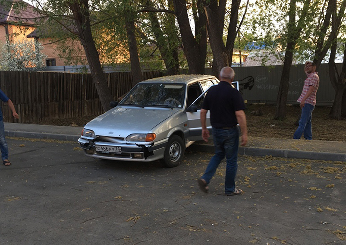 В Копейске неадекватный автомобилист гонял по двору и разбивал машины. Видео 