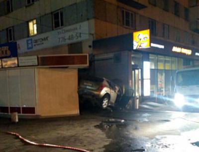 Иномарка врезалась в пиццерию в Челябинске. Водитель погиб на месте