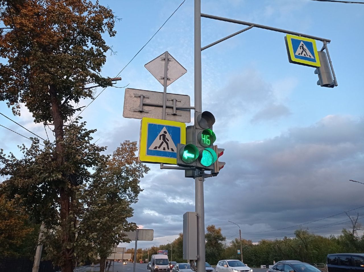 На оживленном перекрестке Копейска установили секцию светофора для поворота налево