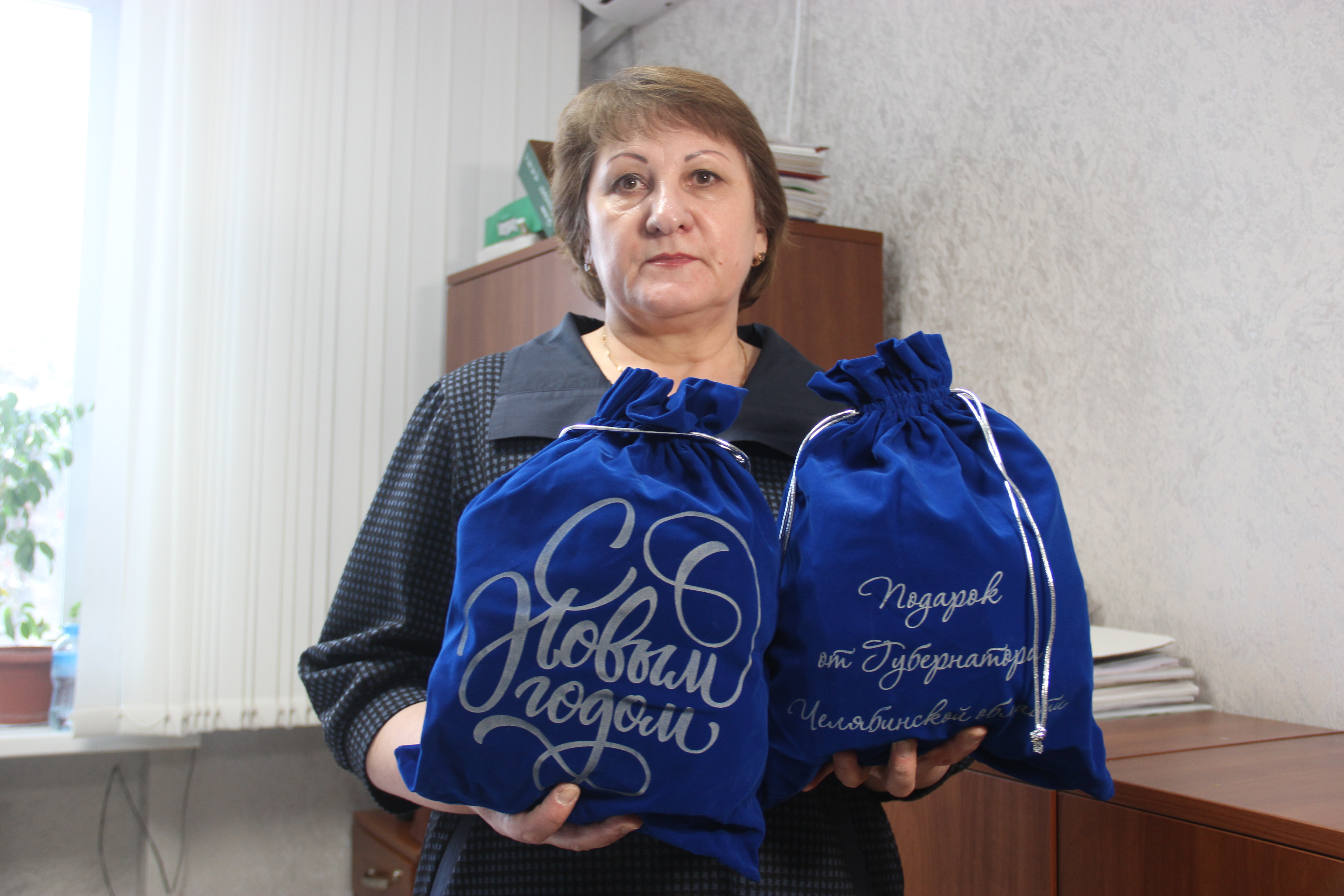 В Копейске начали выдавать новогодние подарки