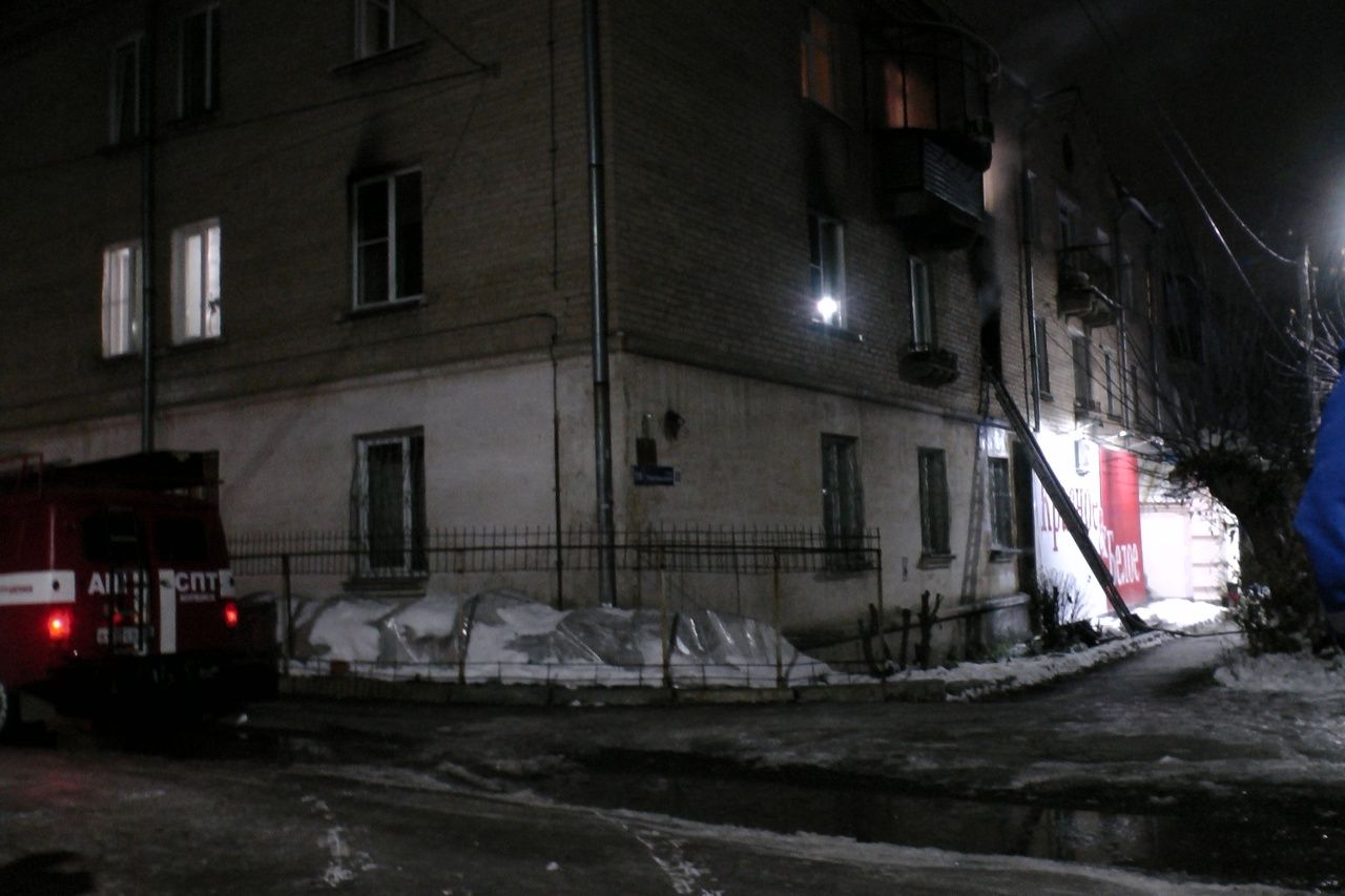 Семи жильцам потребовалась эвакуация из-за ночного пожара в многоквартирном доме Копейска