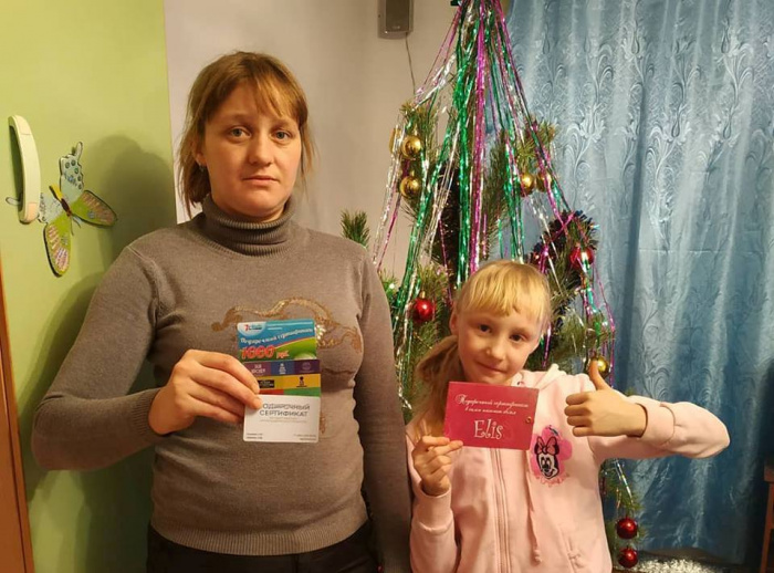 Журналисты «КР» передали новогодние подарки героиням шоу «Мужское/женское» Марии и Анечке