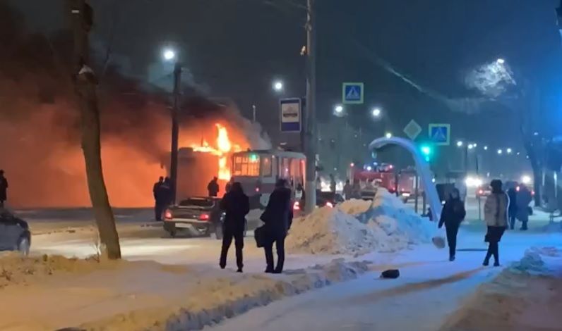 В Магнитогорске сгорели два трамвая. Видео