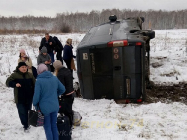Под Челябинском на скользкой дороге перевернулся автобус с пассажирами