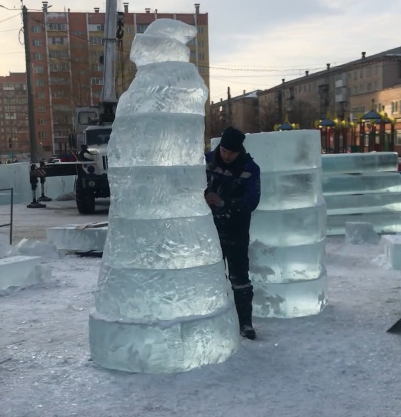 В ледовом городке Копейска появляются первые фигуры (видео)