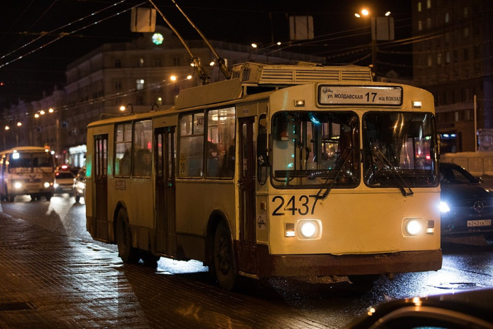 В троллейбусах и трамваях Челябинска появился безнал