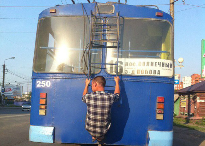 Ребенок, зацепившийся за троллейбус, чтобы покататься, попал в ДТП