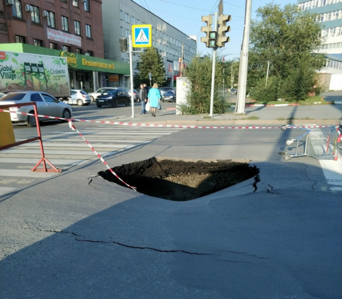 В центре Челябинска разверзлась пятиметровая пропасть   