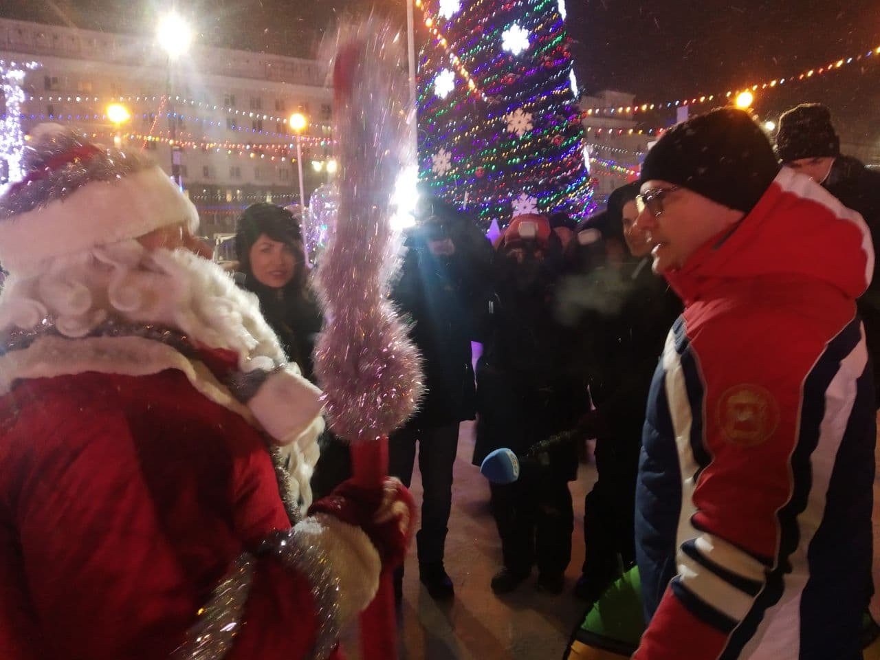Губернатор Алексей Текслер посетил ледовый городок на площади Революции