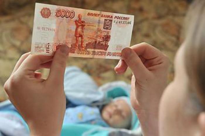 Путин подписал закон о выплате семьям с детьми по 10 тысяч