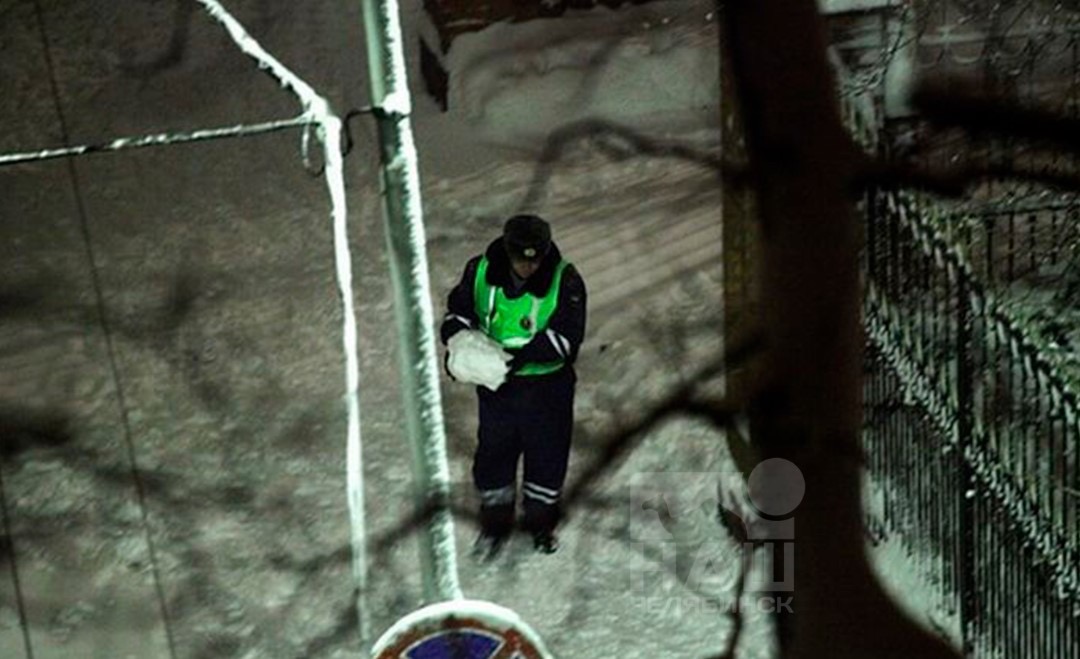 Зачем полицейские Челябинска слепили снеговика ночью